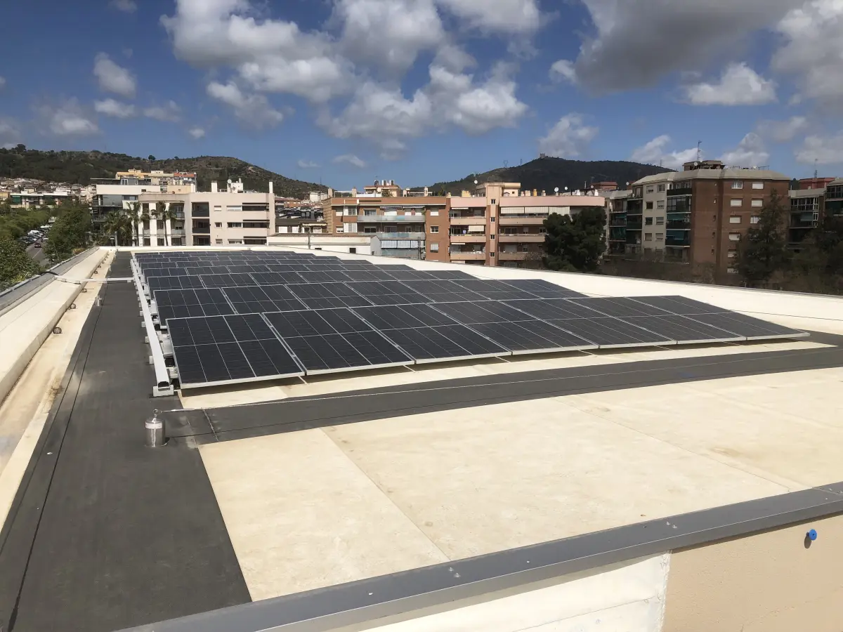 Panells a la teulada de la Biblioteca Municipal