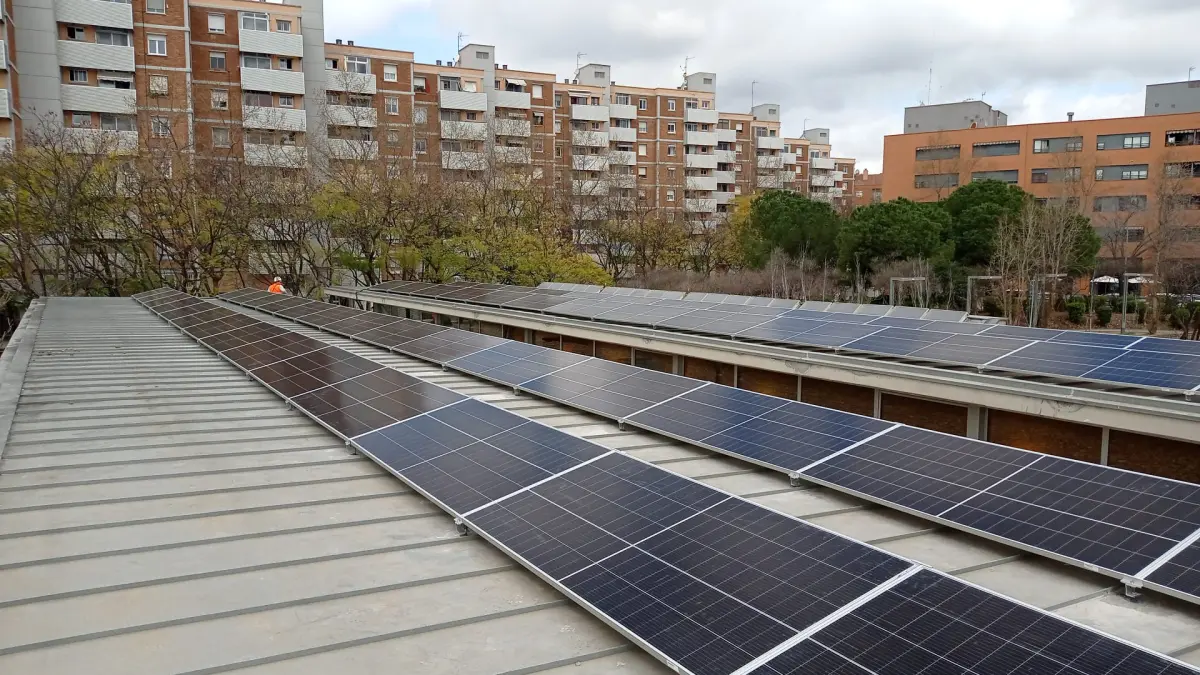 Panells a la teulada de l'Escola Bressol La Marina, al barri de Gabrielistes